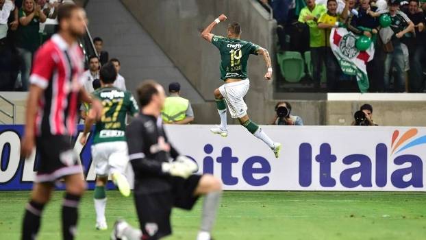 Rei dos clássicos: Rafael Marques comemorando um de seus gols contra o São Paulo no Allianz Parque