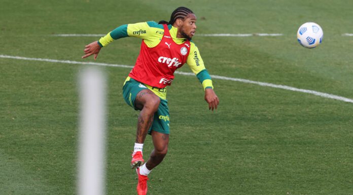 O atacante Luiz Adriano participou de todo o treino desta quinta-feira (Foto: Cesar Greco/Palmeiras)