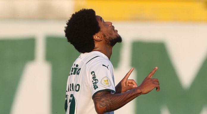 O jogador Luiz Adriano, da SE Palmeiras, comemora seu gol contra a equipe da A Chapecoense F, durante partida válida pela vigésima rodada, do Campeonato Brasileiro, Série A, na Arena Condá. (Foto: Cesar Greco)