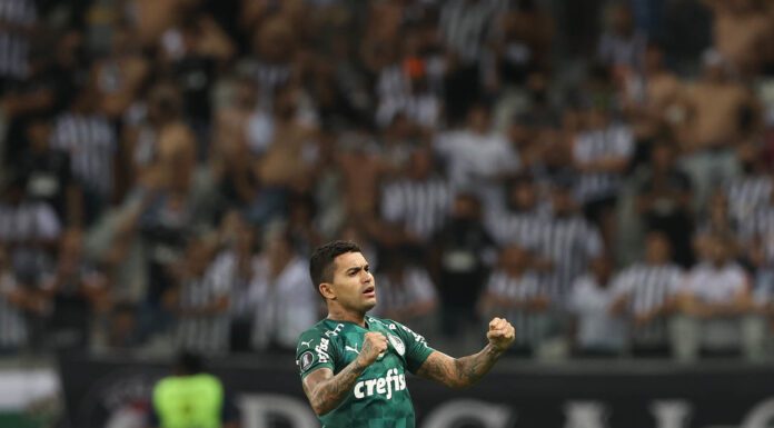 O jogador Dudu, da SE Palmeiras, comemora seu gol contra a equipe do C Atlético Mineiro, durante partida válida pelas semifinais, volta, da Copa Libertadores, no estádio Mineirão. (Foto: Cesar Greco)