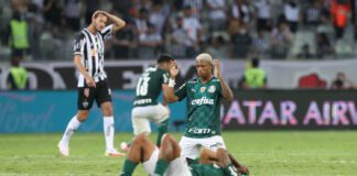 da SE Palmeiras, disputa bola com o jogador, do C Atlético Mineiro, durante partida válida pelas semifinais, volta, da Copa Libertadores, no estádio Mineirão. (Foto: Cesar Greco)