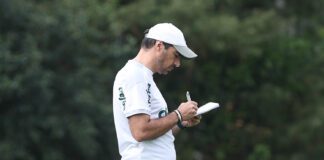 O técnico Abel Ferreira, da SE Palmeiras, durante treinamento, na Academia de Futebol. (Foto: Cesar Greco)