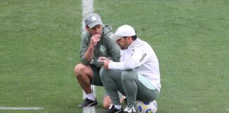 O técnico Abel Ferreira e o preparador físico Marco Aurélio (E), da SE Palmeiras, durante treinamento, na Academia de Futebol. (Foto: Cesar Greco)