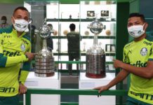 Os jogadores Breno Lopes e Rony (D), da SE Palmeiras, durante visita à Sala de Troféus, na arena Allianz Parque. (Foto: Cesar Greco)