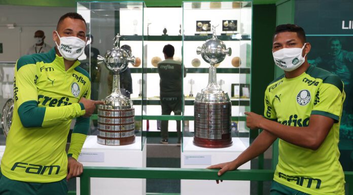 Os jogadores Breno Lopes e Rony (D), da SE Palmeiras, durante visita à Sala de Troféus, na arena Allianz Parque. (Foto: Cesar Greco)
