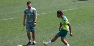 O auxiliar técnico Carlos Martinho e o jogador Danilo (D), da SE Palmeiras, durante treinamento, na Academia de Futebol. (Foto: Cesar Greco)