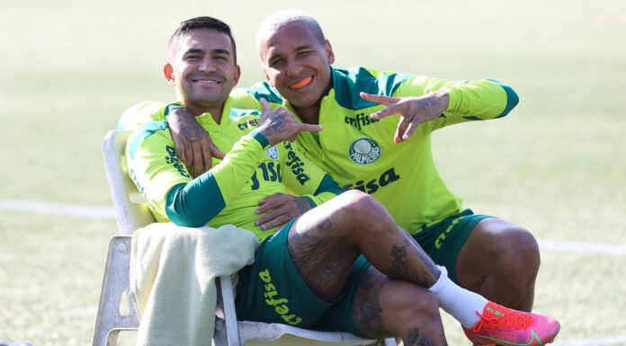 Os jogadores Dudu e Deyverson (D), da SE Palmeiras, durante treinamento, na Academia de Futebol. (Foto: Cesar Greco)