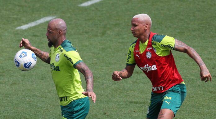 Os jogadores Felipe Melo e Deyverson (D), da SE Palmeiras, durante treinamento, na Academia de Futebol. (Foto: Cesar Greco)