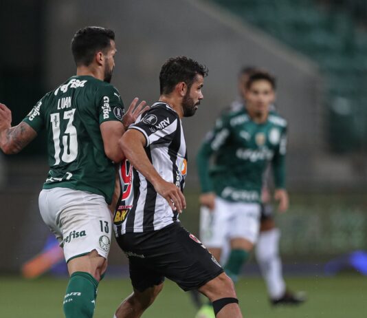 O zagueiro Luan em disputa de bola com o atacante Diego Costa, do Atlético Mineiro (Foto: Pedro Souza /Atlético)