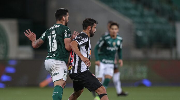 O zagueiro Luan em disputa de bola com o atacante Diego Costa, do Atlético Mineiro (Foto: Pedro Souza /Atlético)