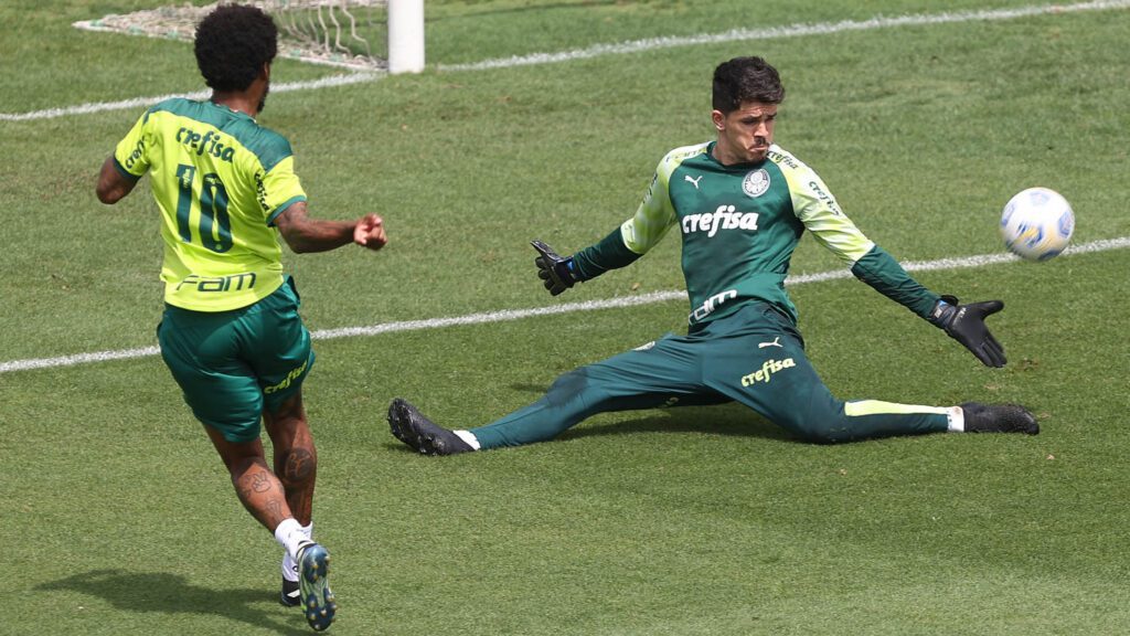 O goleiro Vinicius e o centroavante Luiz Adriano, da SE Palmeiras, durante treinamento, na Academia de Futebol. (Foto: Cesar Greco)