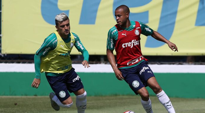 Os jogadores Victor Luis e Mayke (D), da SE Palmeiras, durante treinamento, na Academia de Futebol.