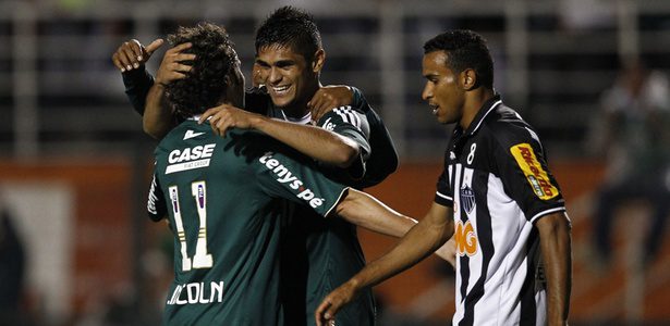 Luan comemorando gol marcado contra o Atlético-MG na Sul-Americana de 2010