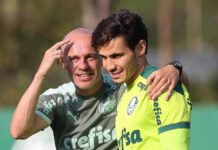 O auxiliar técnico Vitor Castanheira e o jogador Raphael Veiga (D), da SE Palmeiras, durante treinamento, na Academia de Futebol. (Foto: Cesar Greco)