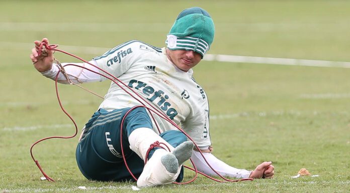 O jogador Róger Guedes, da SE Palmeiras, é alvo de brincadeira, durante treinamento, na Academia de Futebol.