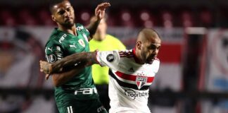 Daniel Alves em ação pelo São Paulo diante do Palmeiras