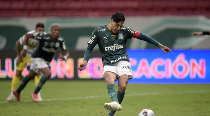 Gustavo Gómez, jogador da SE Palmeiras, cobrando pênalti na prorrogação de Palmeiras x Defensa y Justicia em 15/4/2021. (Foto: Staff Images/Conmebol)