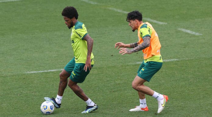Os jogadores Luiz Adriano e Gustavo Gómez (D), da SE Palmeiras, durante treinamento, na Academia de Futebol. (Foto: Cesar Greco)