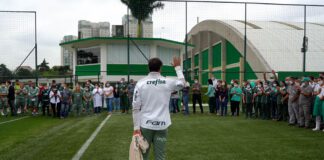 O técnico Abel Ferreira, da SE Palmeiras, recebe homenagem dos funcionário pelo aniversário de um ano no clube, na Academia de Futebol. (Foto: Rodrigo Charu)