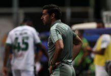 O técnico Abel Ferreira, da SE Palmeiras, em jogo contra a equipe do América FC, durante partida válida pela vigésima quarta rodada, do Campeonato Brasileiro, Série A, no estádio Independência. (Foto: Cesar Greco)