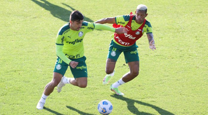 Os jogadores Victor Luis e Danilo (D), da SE Palmeiras, durante treinamento, na Academia de Futebol. (Foto: Cesar Greco)
