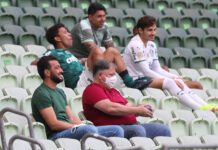 O diretor de futebol Anderson Barros e o assessor técnico Edu Dracena (E), da SE Palmeiras, durante jogo treino, na arena Allianz Parque. (Foto: Cesar Greco)
