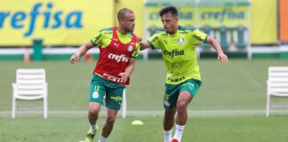 Os jogadores Mayke e Gabriel Menino (D), da SE Palmeiras, durante treinamento, na Academia de Futebol. (Foto: Cesar Greco)