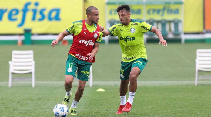 Os jogadores Mayke e Gabriel Menino (D), da SE Palmeiras, durante treinamento, na Academia de Futebol. (Foto: Cesar Greco)