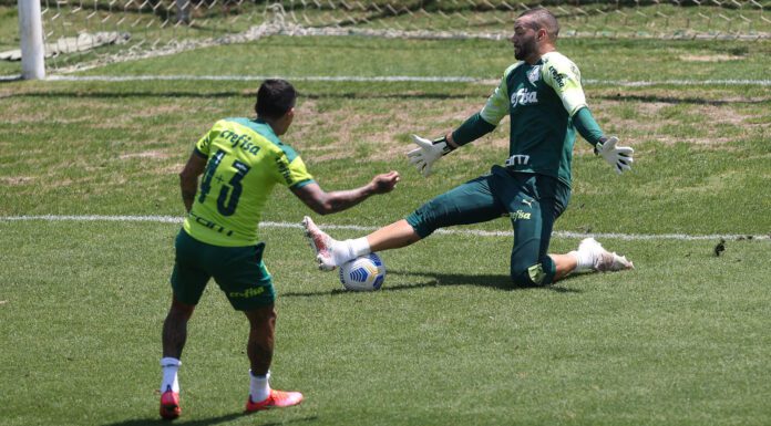 O goleiro Weverton e o atacante Dudu, da SE Palmeiras, durante treinamento, na Academia de Futebol. (Foto: Cesar Greco)