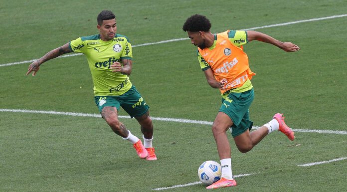 Os jogadores Dudu e Matheus Fernandes (D), da SE Palmeiras, durante treinamento, na Academia de Futebol. (Foto: Cesar Greco)