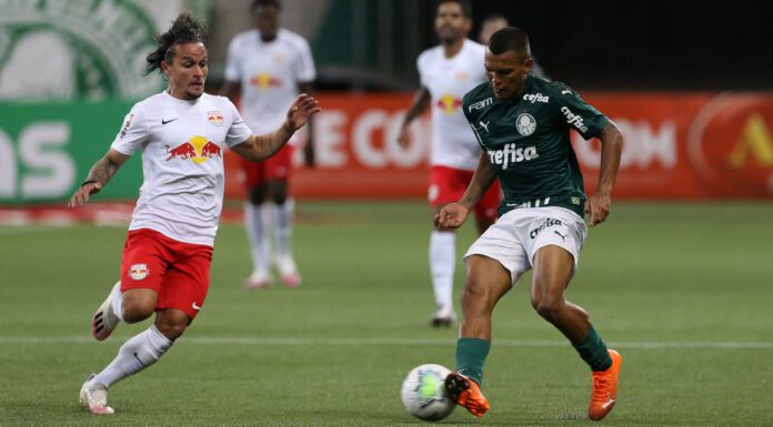 Gabriel Veron em disputa de bola com o atacante Artur (ex-Palmeiras) do Red Bull Bragantino, no Allianz Parque (Foto: Cesar Greco/Palmeiras)