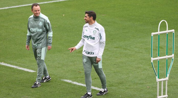 O técnico Abel Ferreira e o auxiliar técnico Andrey Lopes (E), da SE Palmeiras, durante treinamento, na Academia de Futebol. (Foto: Cesar Greco)