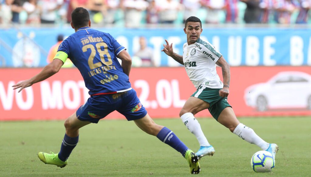 O jogador Dudu, da SE Palmeiras, disputa bola com o jogador Lucas Fonseca, do Bahia, pelo Campeonato Brasileiro de 2019, na Arena Fonte Nova.