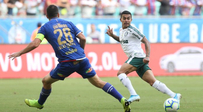 O jogador Dudu, da SE Palmeiras, disputa bola com o jogador Lucas Fonseca, do Bahia, pelo Campeonato Brasileiro de 2019, na Arena Fonte Nova.