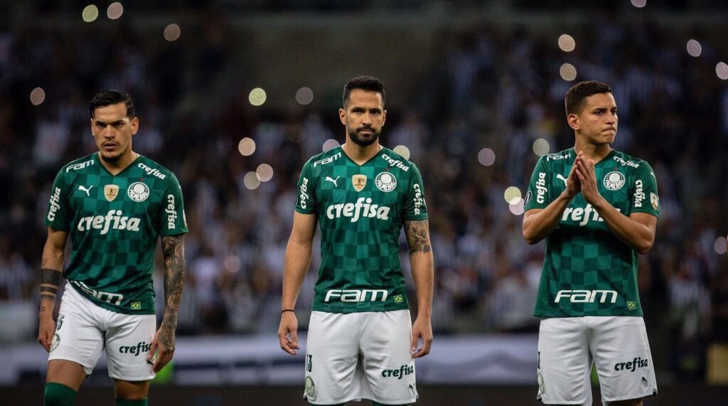 Gustavo Gómez (à equerda), Luan e Renan (à direita), os zagueiros do Palmeiras.
