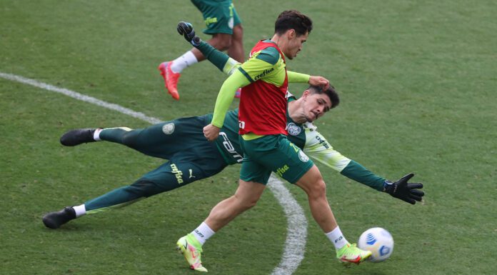 O jogador Raphael Veiga e o goleiro Vinicius (D), da SE Palmeiras, durante treinamento, na Academia de Futebol. (Foto: Cesar Greco)