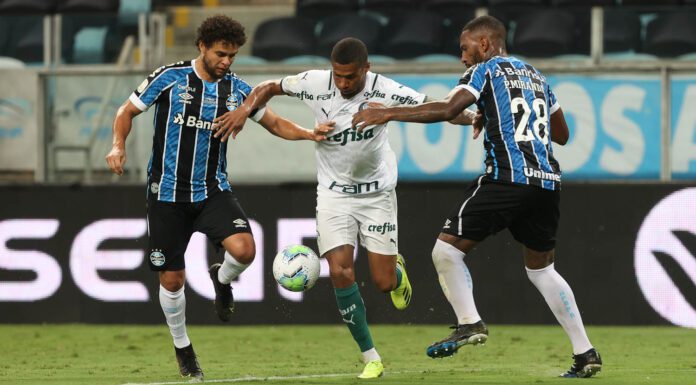 Wesley em disputa de bola com os jogadores Victor Ferraz e Paulo Miranda, do Grêmio, em partida válida pela final da Copa do Brasil (Foto: Cesar Greco)