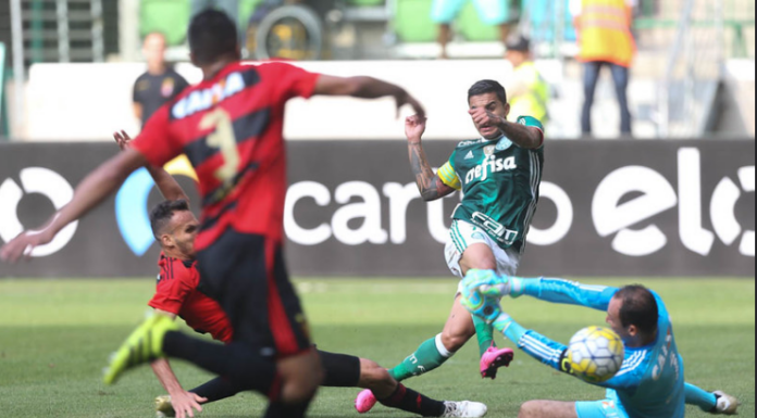 O jogador Dudu, da SE Palmeiras, chuta para marcar seu gol contra a equipe do Sport CR em 2016. (Foto: Cesar Greco/SE Palmeiras)