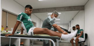 Os jogadores Gabriel Menino e Jorge (E e D) e o fisioterapeuta Marcelo Gondo (C), da SE Palmeiras. (Foto: Cesar Greco)
