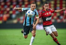 Rafinha, lateral do Grêmio, interessa ao Palmeiras para 2022.