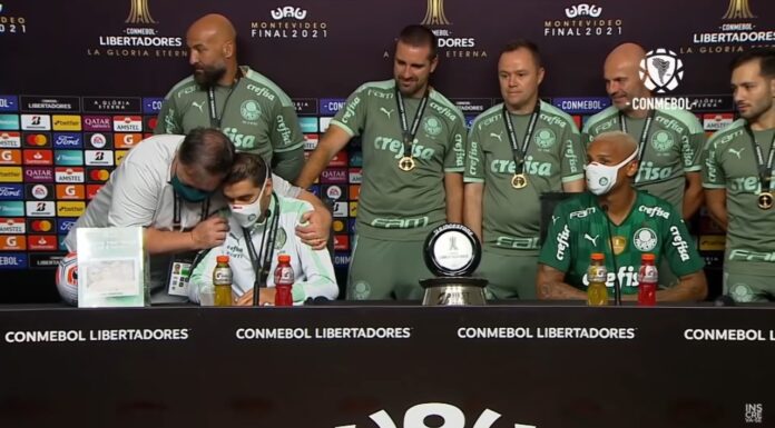 Anderson Barros abraça Abel Ferreira após elogios do treinador durante a coletiva (Foto: Reprodução)