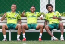 Os jogadores Breno Lopes, Rony e Luiz Adriano (E/D), da SE Palmeiras, durante treinamento, na Academia de Futebol. (Foto: Cesar Greco)