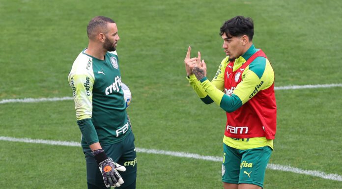 O goleiro Weverton e o jogador Gustavo Gómez (D), da SE Palmeiras, durante treinamento, na Academia de Futebol. (Foto: Cesar Greco)