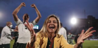 Leila Pereira comemora o título da Libertadores do Palmeiras — Foto: Ettore Chiereguini/AGIF