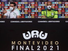 O técnico Abel Ferreira e o jogador Felipe Melo (D), da SE Palmeiras, durante coletiva de imprensa, no Estádio Centenário, em Montevidéu. (Foto: Cesar Greco