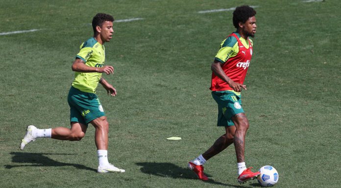 Os jogadores Marcos Rocha e Luiz Adriano (D), da SE Palmeiras, durante treinamento, na Academia de Futebol. (Foto: Cesar Greco)