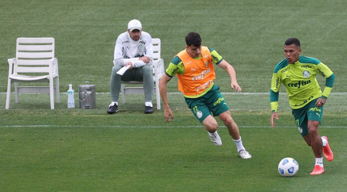 Os jogadores Joaquín Piquerez e Gabriel Veron (D), da SE Palmeiras, durante treinamento, na Academia de Futebol. (Foto: Cesar Greco)