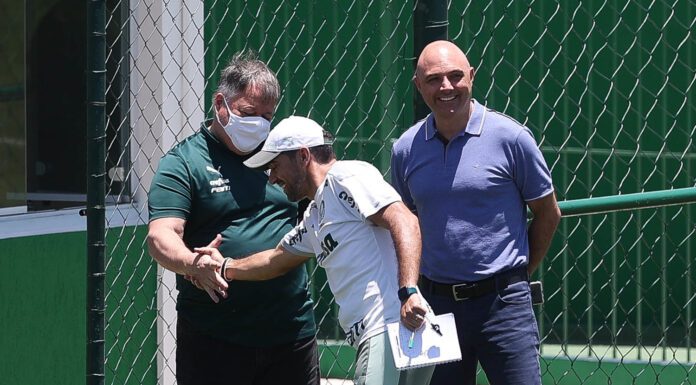 O presidente Mauricio Galiotte (D), o diretor de futebol Anderson Barros (E), o técnico Abel Ferreira (C), da SE Palmeiras, durante treinamento, na Academia de Futebol. (Foto: Cesar Greco)