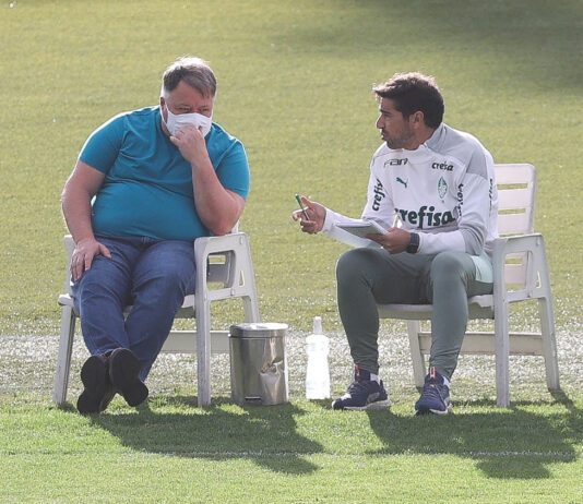 O diretor de futebol Anderson Barros e o técnico Abel Ferreira (D), da SE Palmeiras, durante treinamento, na Academia de Futebol. (Foto: Cesar Greco)