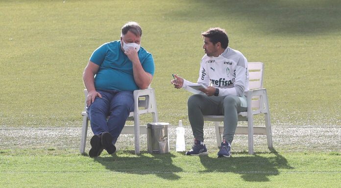 O diretor de futebol Anderson Barros e o técnico Abel Ferreira (D), da SE Palmeiras, durante treinamento, na Academia de Futebol. (Foto: Cesar Greco)